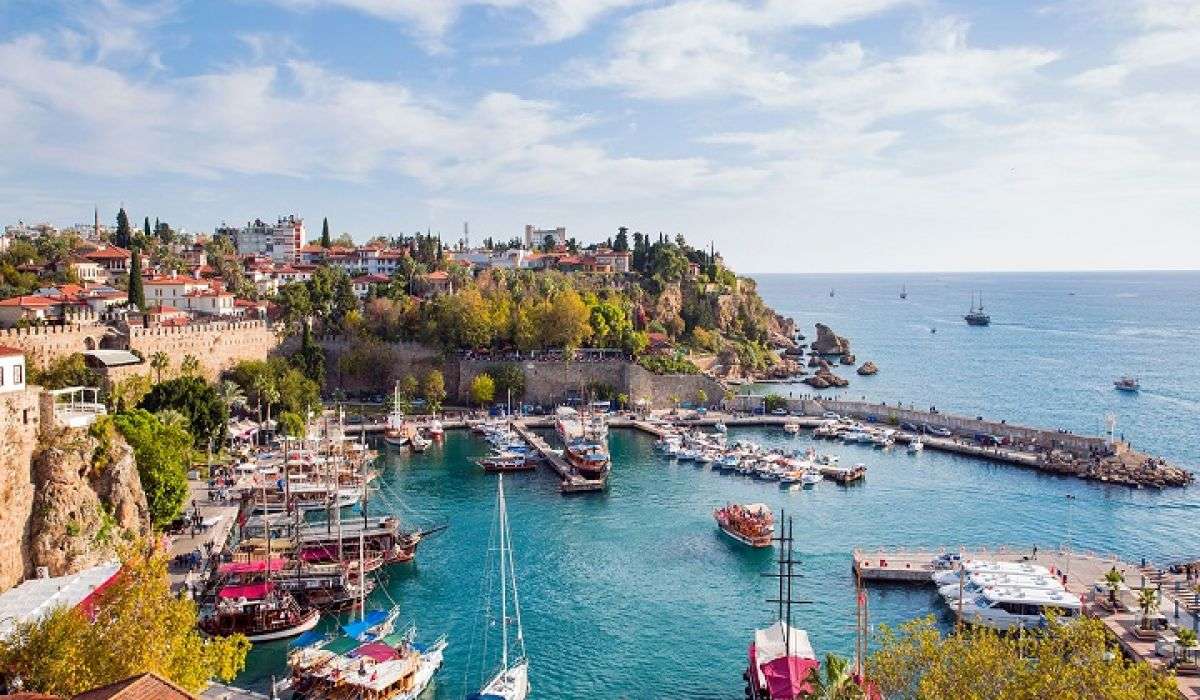 Antalya'nın Büyüleyici Güzellikleri: Her Yıl Binlerce Ziyaretçiyi Kendine Çekiyor!