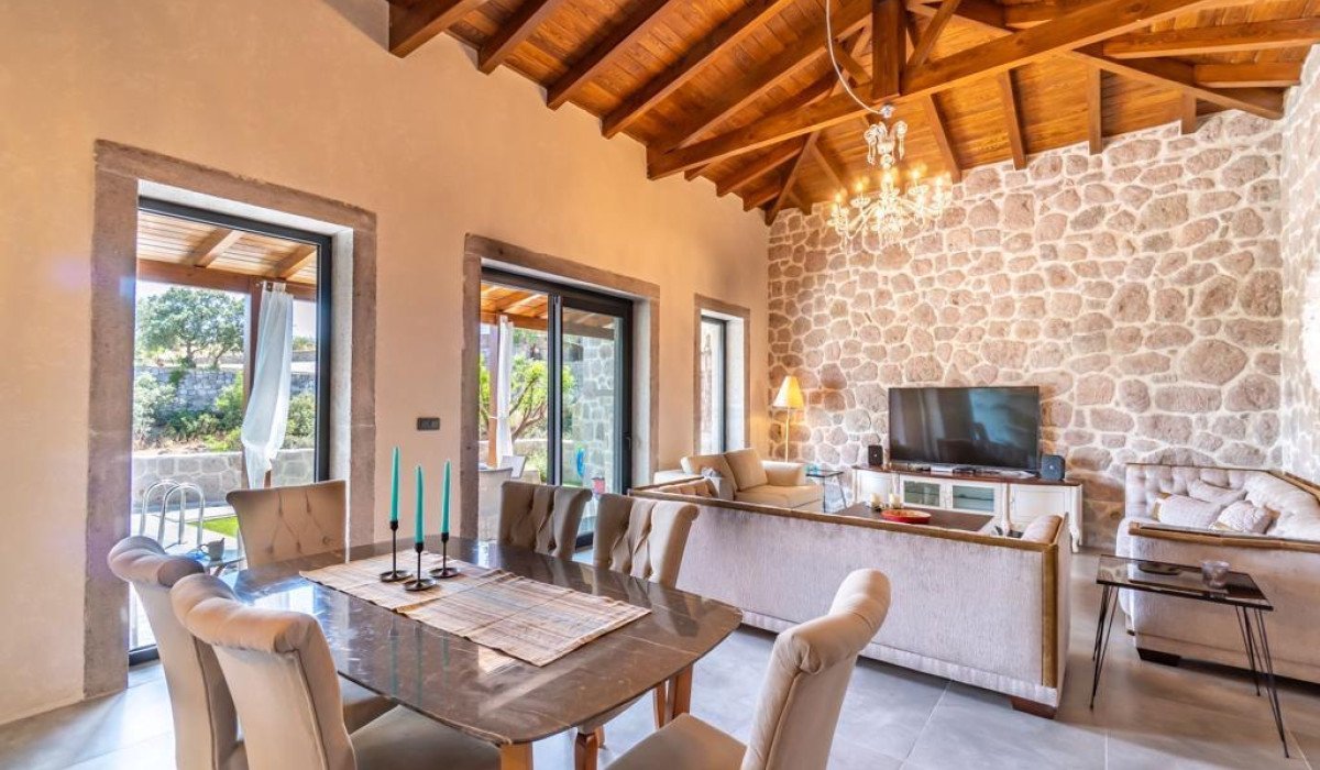 Tasarım Harikası Modern Özel Havuzlu Taş Villa