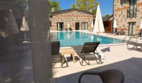 Havuz Manzaralı Bungalov
