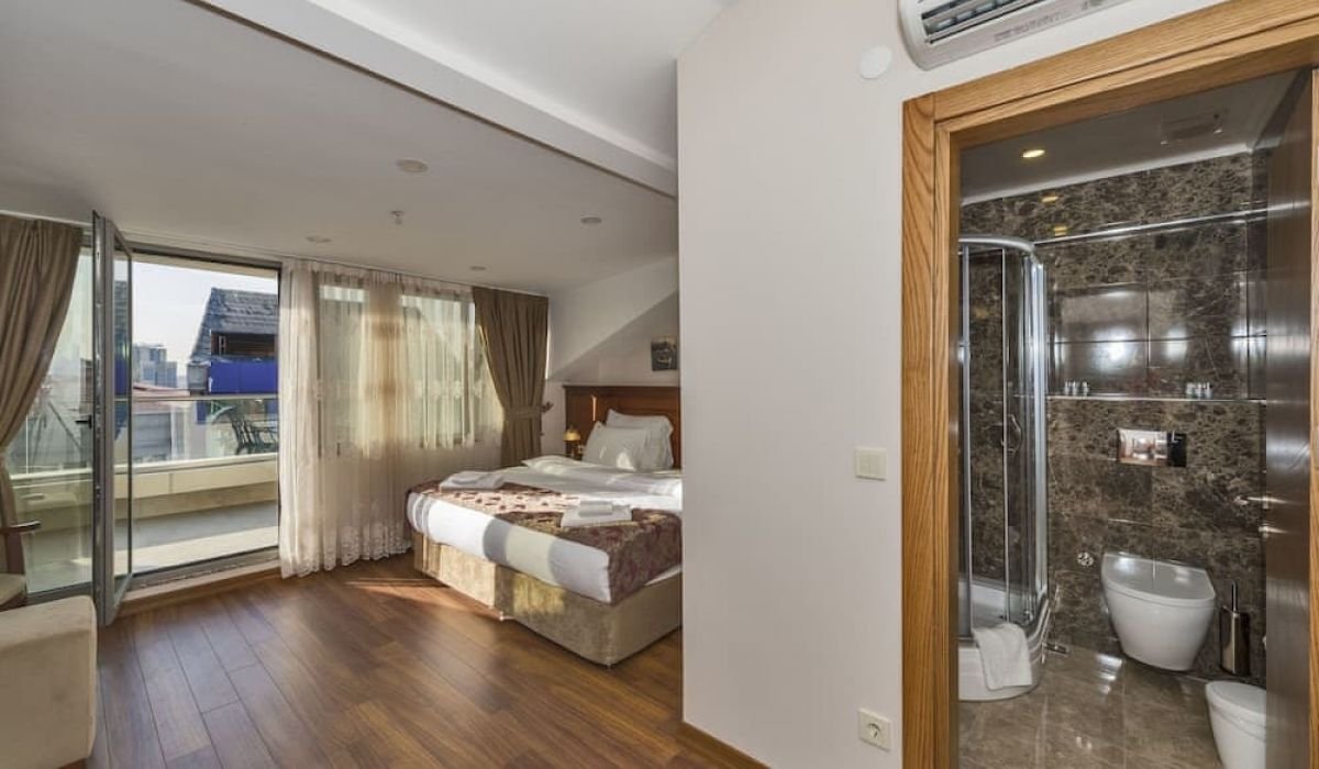 DELUXE BALCONY