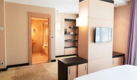 Suite, 1 King Bed, Corner