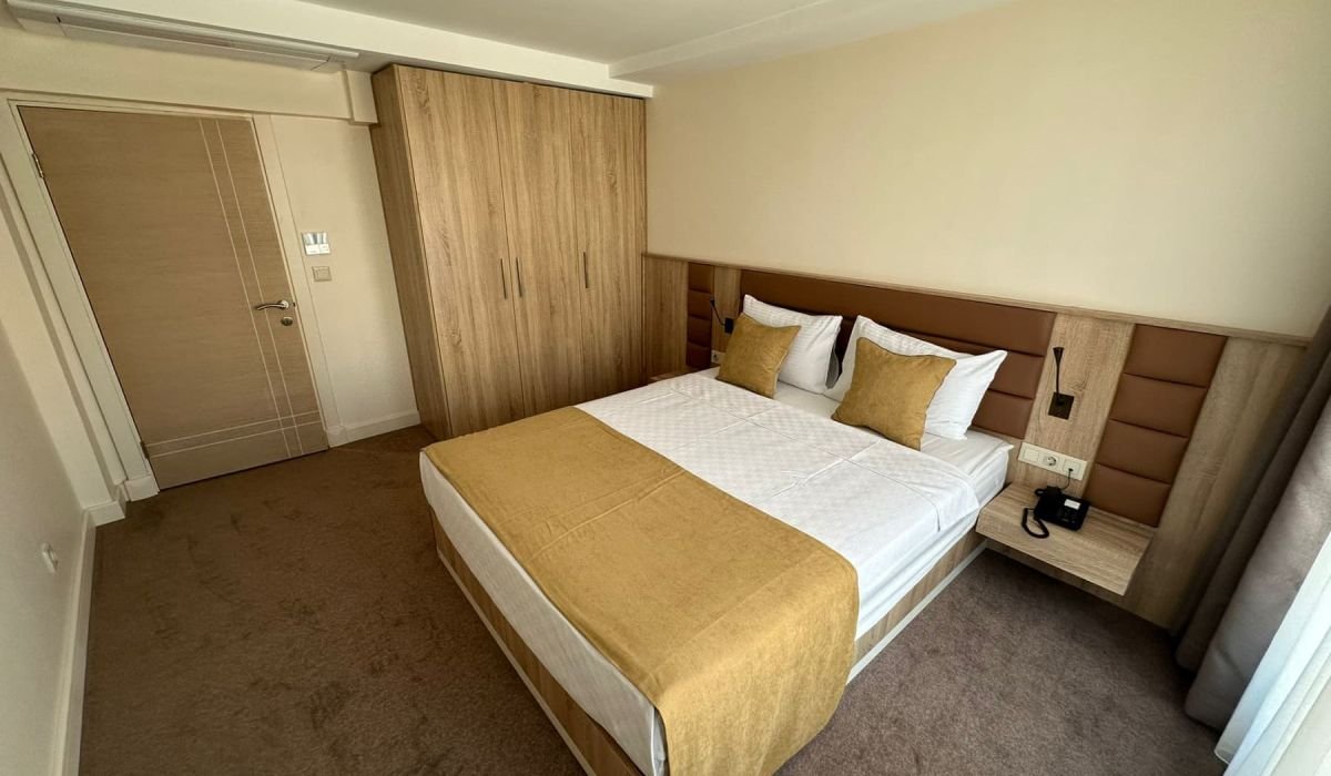 Roys Hotel Suites Room 12